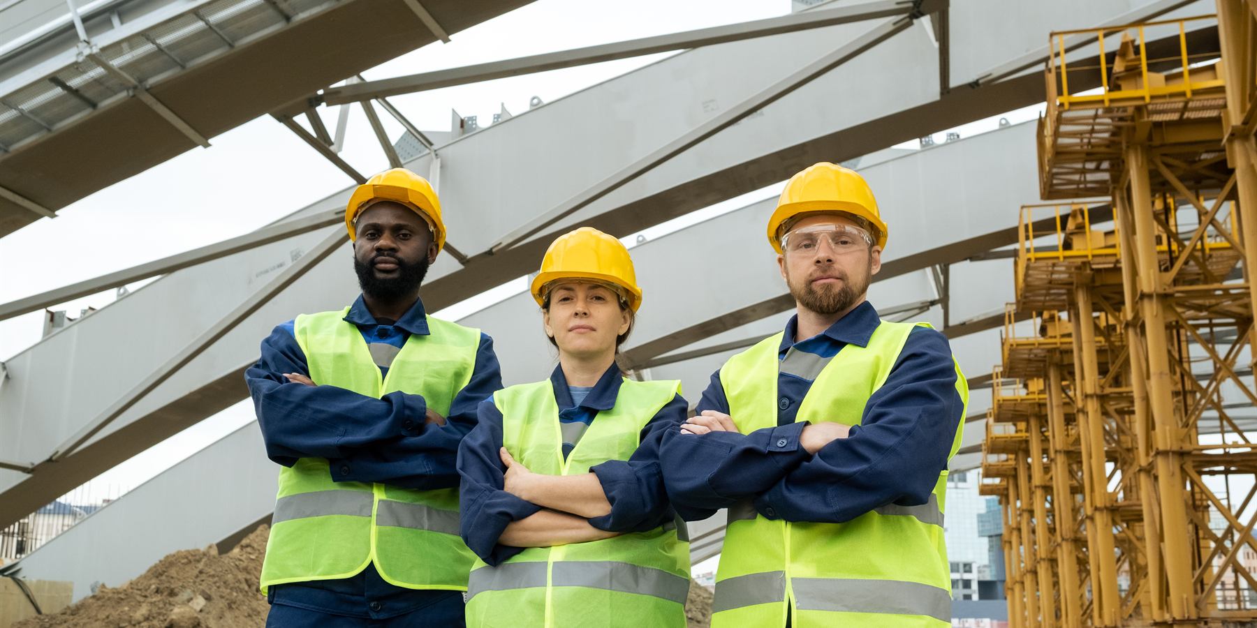 Équipe de travailleurs en gilets haute visibilité et casques sur un chantier