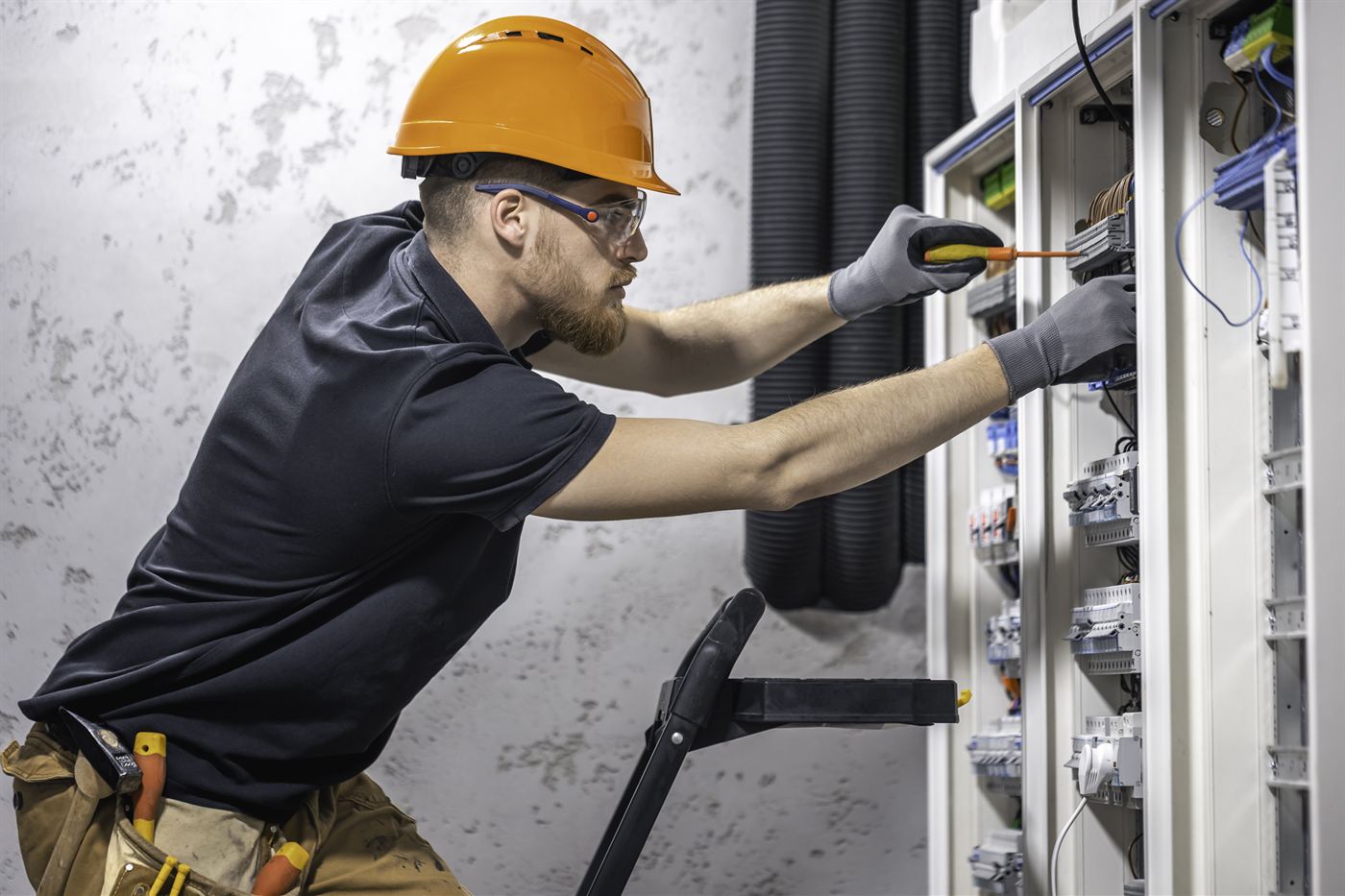 Technicien de maintenance intervenant sur une armoire électrique industrielle