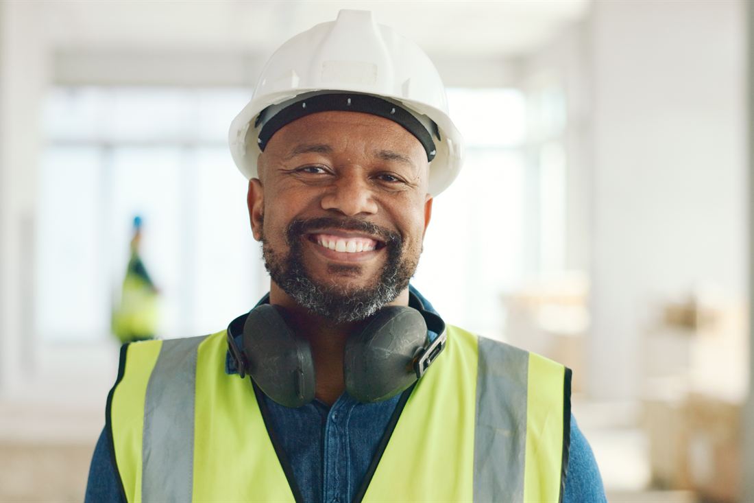 Travailleur en gilet haute visibilité et casque de chantier